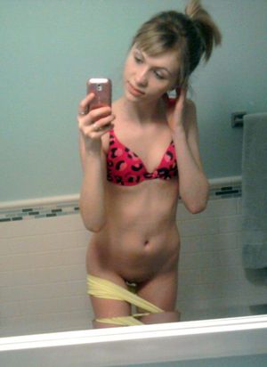 Young shaved pussy is reflected in the