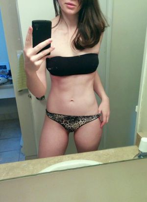 Heiße brünette nackt selfie